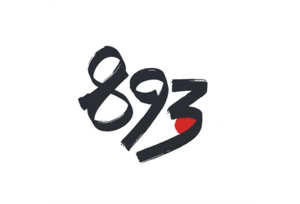 893